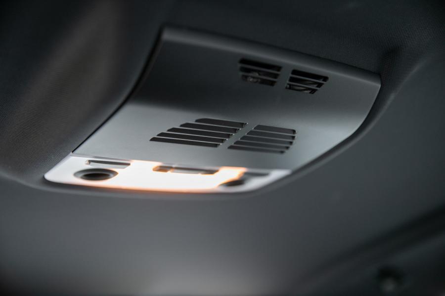 Детали интерьера BMW M3 Coupe (E93) 2011 года  (NA) (фото 66 из 80)